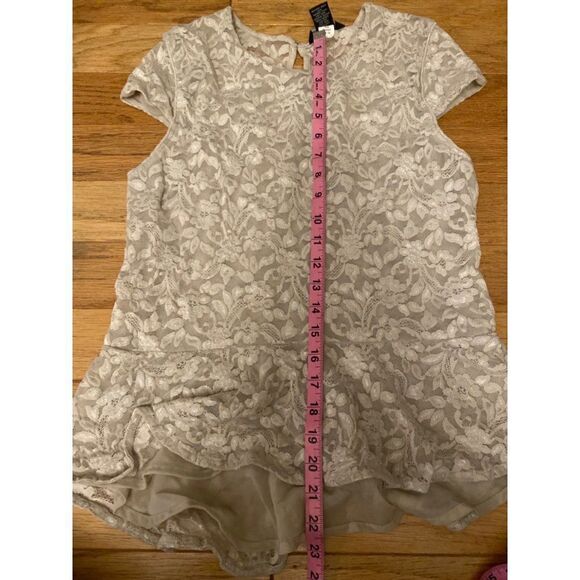 Moda International, women’s beige floral lace peplum cap sleeve blouse size XL - Picture 7 of 9